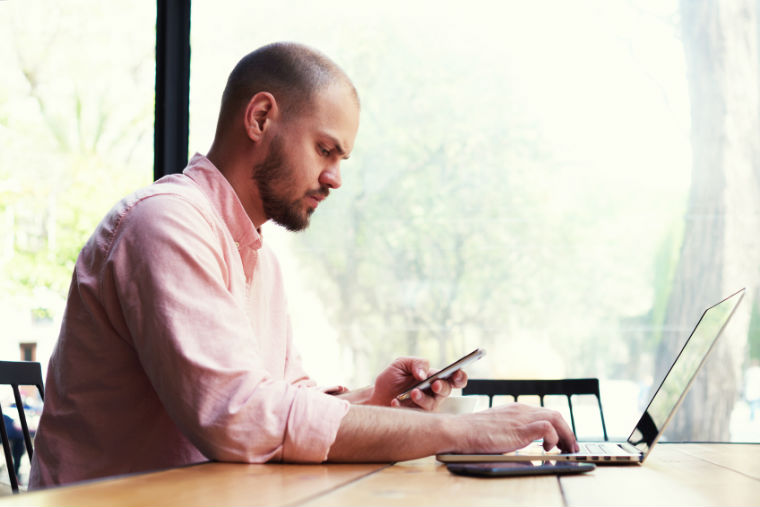 Privatanleger mit Laptop und Smartphone