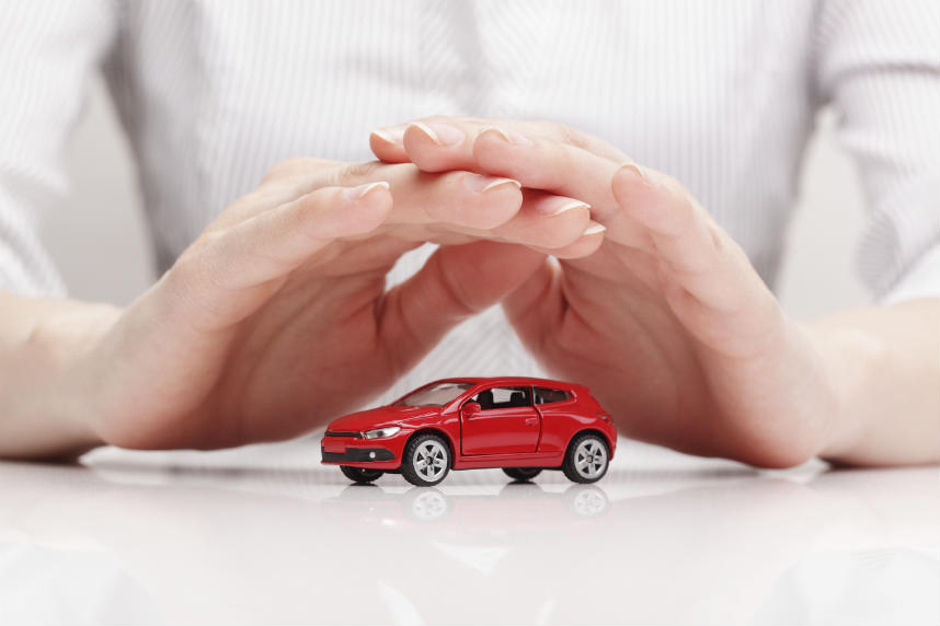 Schützende Hand überm Auto
