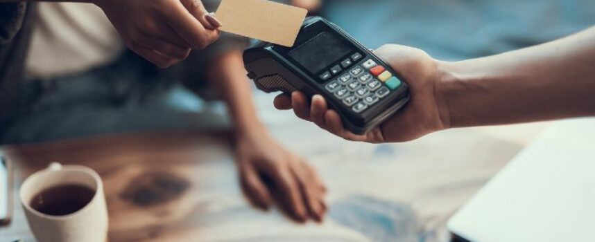 Debit- oder Kreditkarten: Unterschiede und Vorteile verständlich erklärt