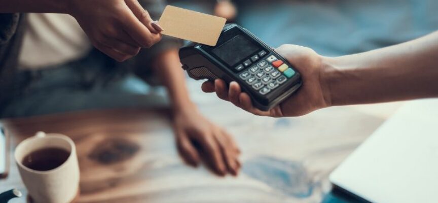 Debit- oder Kreditkarten: Unterschiede und Vorteile verständlich erklärt