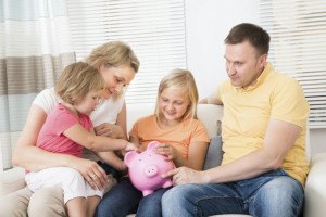 Familie beim Geld sparen