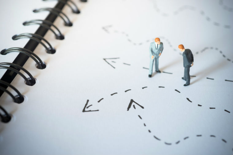 Arbeitgeber zeigt Arbeitnehmer den richtigen Weg
