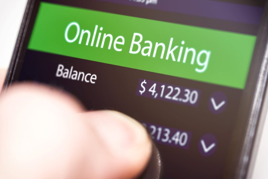 Nahaufnahme eines Mobiltelefons. Es läuft eine FinanzApp,