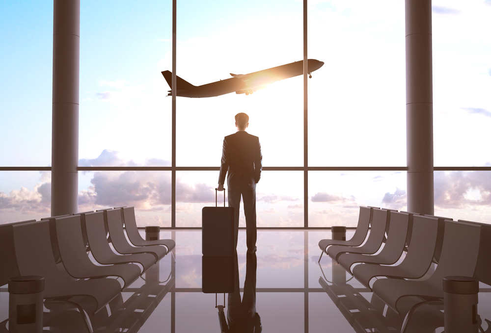 Passagier schaut auf ein Flugzeug