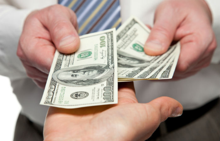 Geld wird überreicht