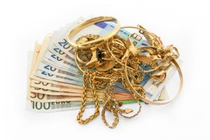 Goldschmuck auf Euro Geldscheinen