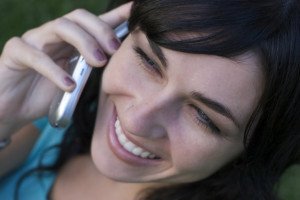 Junge Frau beim Telefonieren