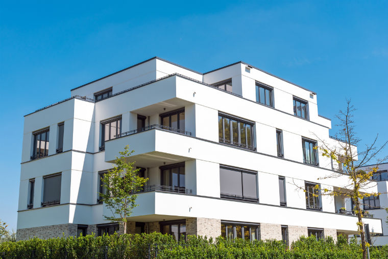 Kapitalanlage Immobilien - weißes neues Wohngebäude