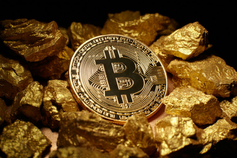 Goldene Münze Bitcoin, die auf einem Stapel Gold liegt