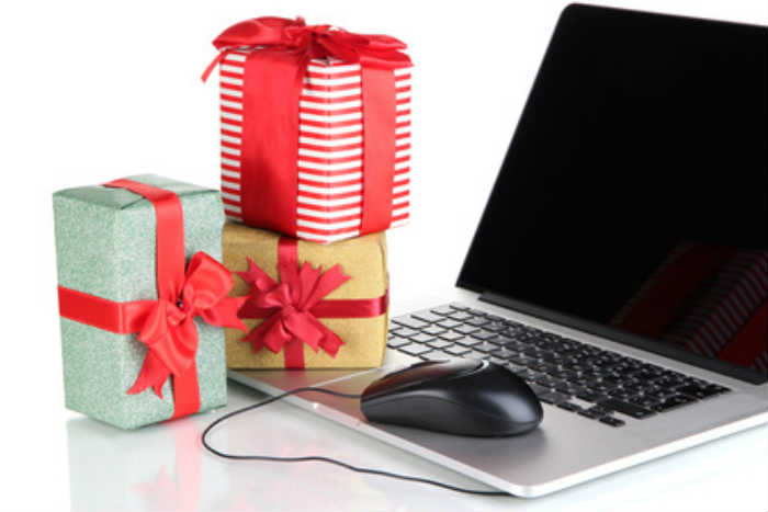Laptop mit Geschenken