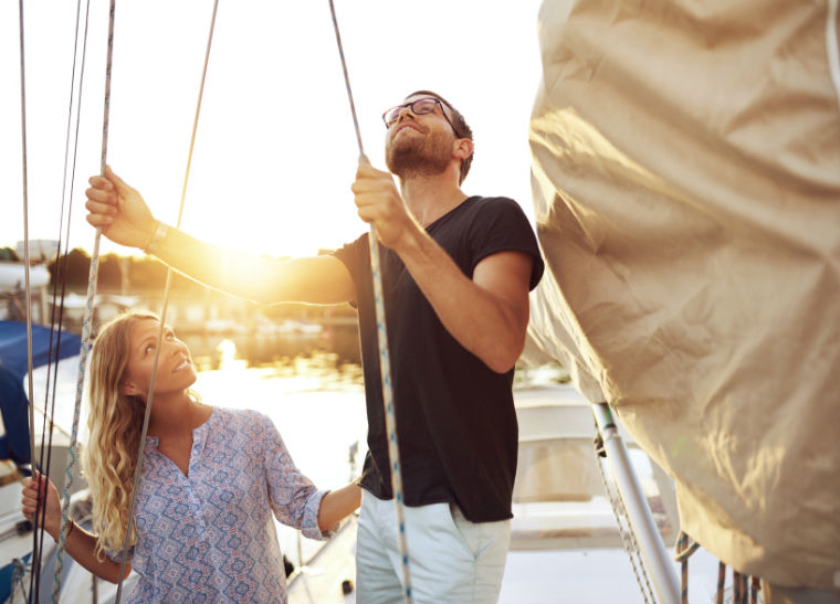 Paar auf eigener Yacht