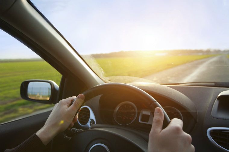 Sicht eines Autofahrers auf die Straße im Sonnenschein