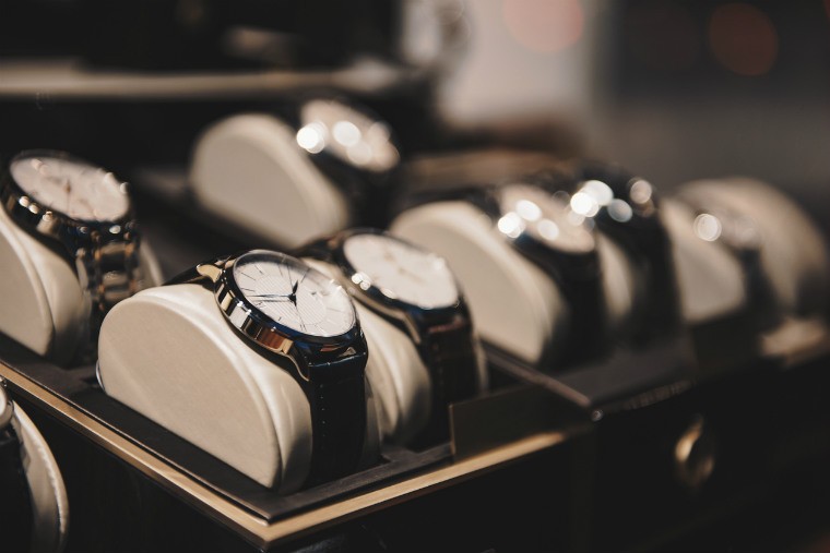 Uhren als Geldanlage - Armbanduhren aufgereiht in der Auslage