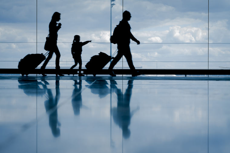 Familie am Flughafen vor dem Urlaub