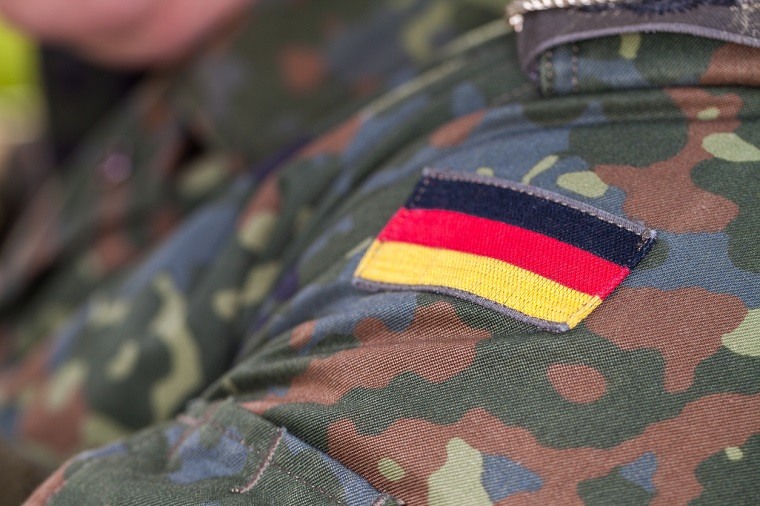 Detailansicht deutsche Flagge auf Bundeswehruniform