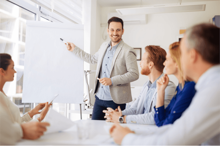 Präsentation am Flipchart in einem Meeting