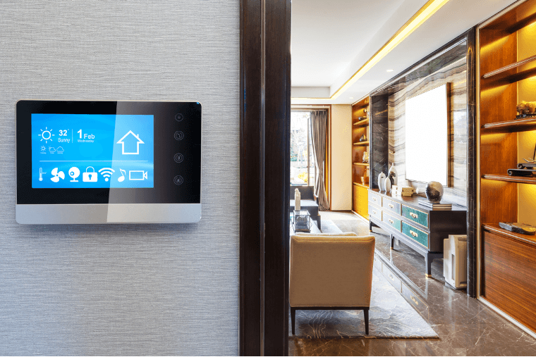 Ein Smart Screen an einer Wand im Durchgang zum Wohnzimmer