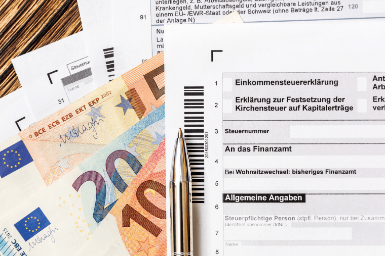 Steuerformular und Geldscheine auf einem Tisch