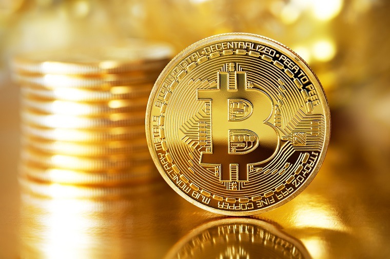 Bitcoin steigt - goldene Bitcoins gestapelt