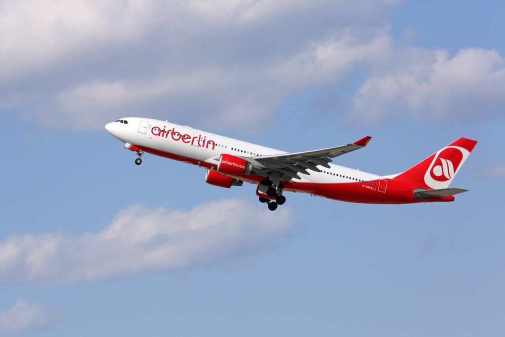 Air Berlin Flugzeug im Steigflug