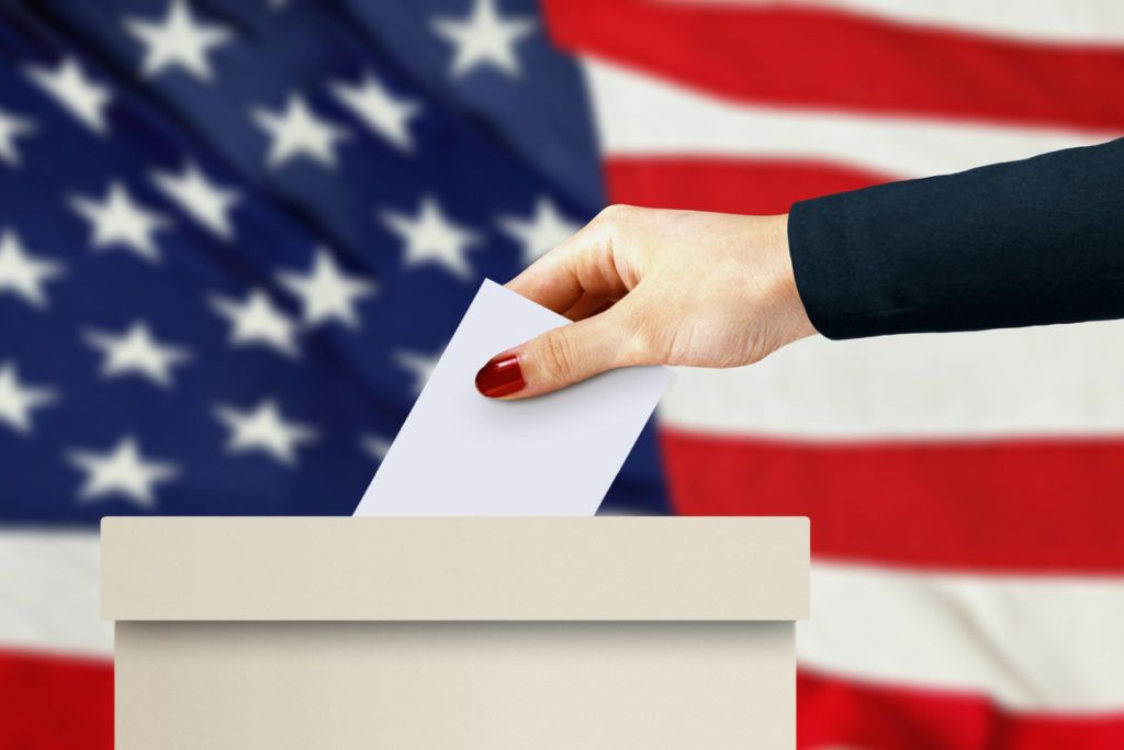 Wahlurne vor Amerika-Flagge
