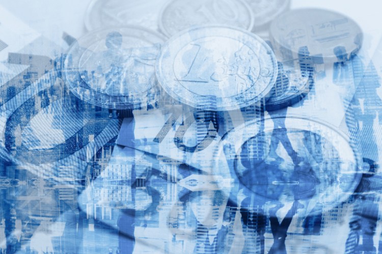 Euromünzen vor einem blauen Hintergrund