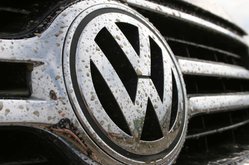 VW Symbol durch Wasser verdreckt an einem Auto